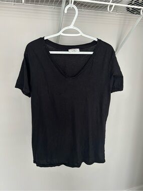 Zenana Outfitters Black V-Neck Short Sleeve Tee Top